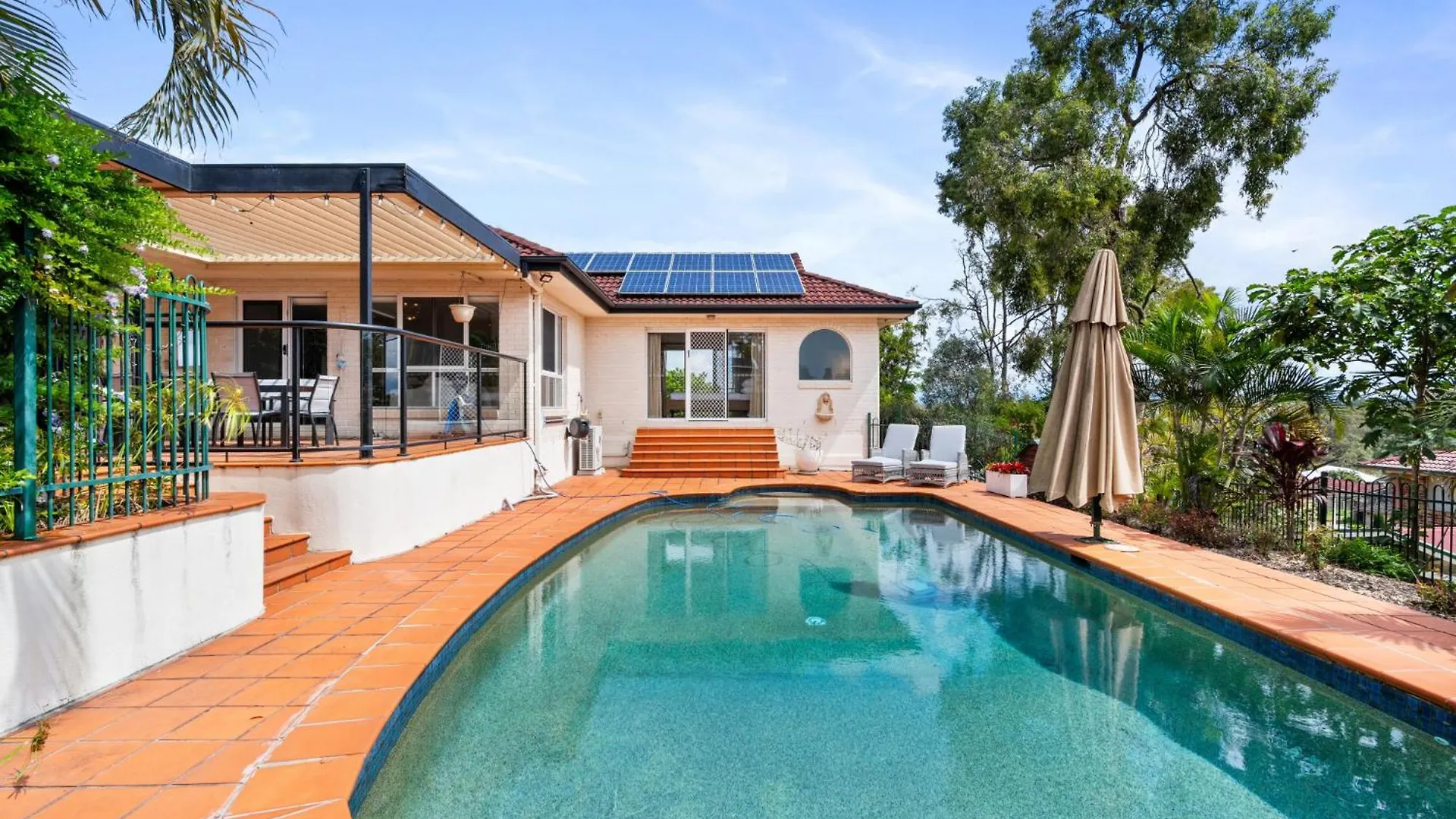 Peaceful Family Home: 4-Bed Pool Alfresco Dining Albany Creek